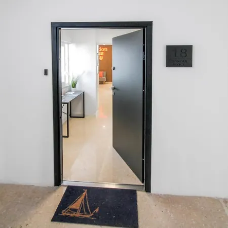 Designer - 60 Seconds To The I Free Parking! *