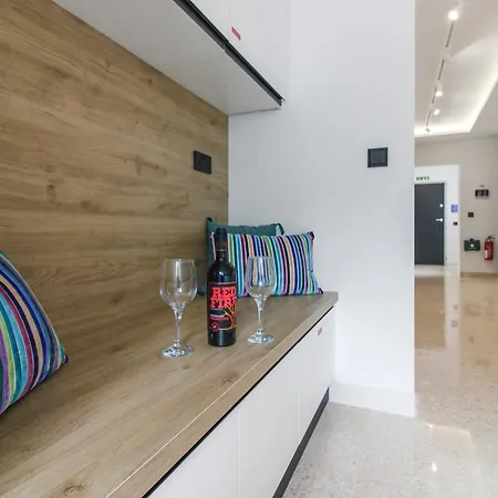 Designer - 60 Seconds To The I Free Parking!