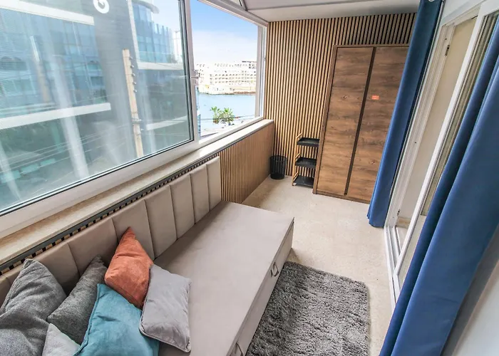 Designer 60 Seconds To The Free Parking San Ġiljan