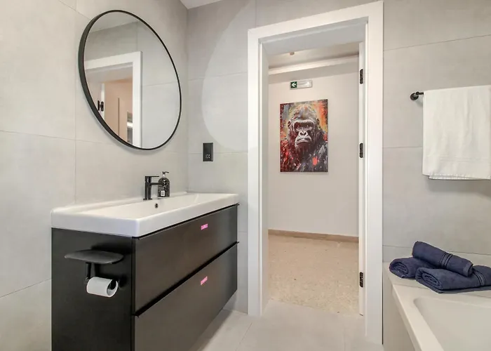 Designer 60 Seconds To The Free Parking San Ġiljan